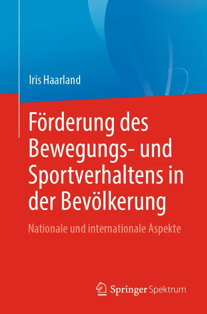 Buchcover des Titels „Förderung des Bewegungs- und Sportverhaltens in der Bevölkerung: Nationale und internationale Aspekte“ von Iris Haarland. Das Cover ist in Blau und Rot gestaltet, mit dem oberen Bereich in Blau und dem unteren Bereich in Rot. Der Titel steht in weißer Schrift auf dem roten Hintergrund. Unten ist das Logo des Verlags „Springer Spektrum“ zu sehen.